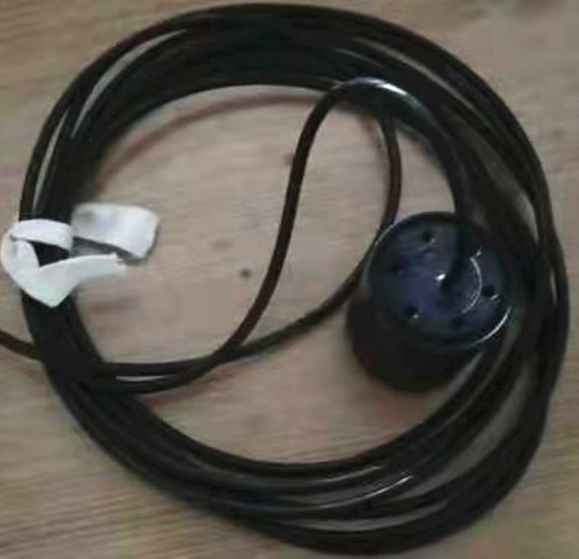 Hydrophone cylindrique émetteur pour la détection marine