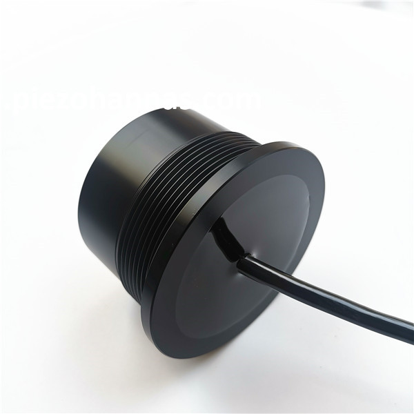 Transducteur &agrave; ultrasons &agrave; 30 kHz pour le d&eacute;bitm&egrave;tre &agrave; ultrasons