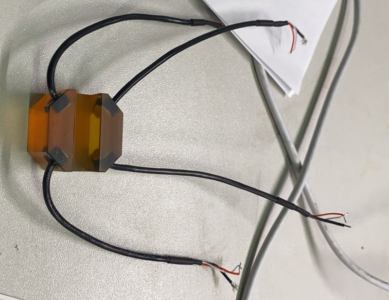 Pince 4 MHz sur des transducteurs ultrasoniques pi&eacute;zores externes pour le flux d'eau