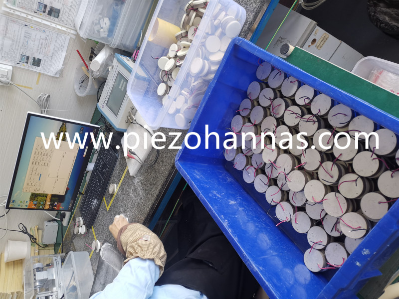 Les compteurs &agrave; ultrasons sont couramment utilis&eacute;s pour le transfert de garde et la mesure du p&eacute;trole et du gaz budg&eacute;taires. Ils mesurent la vitesse d'un fluide dans un tuyau ferm&eacute; et utilisent des transducteurs pour &eacute;mettre des impulsions &agrave; ultrasons (plus de 20 kHz de fr&eacute;quence) &agrave; partir de laquelle le d&eacute;bitm&egrave;tre peut calculer la vitesse moyenne le long du chemin du faisceau d'&eacute;chographie. Les principes fondamentaux des compteurs &agrave; ultrasons les rendent adapt&eacute;s &agrave; la mesure du gaz ou du liquide, les traitant tous les deux comme des liquides.