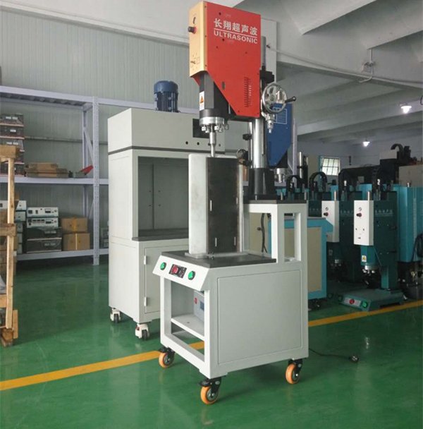 Champs électriques externes sur le matériau PZT